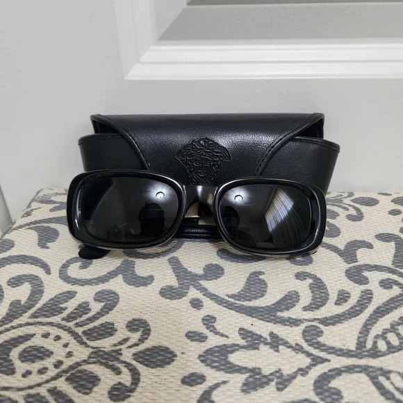 Vintage Versace 90's Sunglasses and MEDUSA CASE - Picture 2 of 11